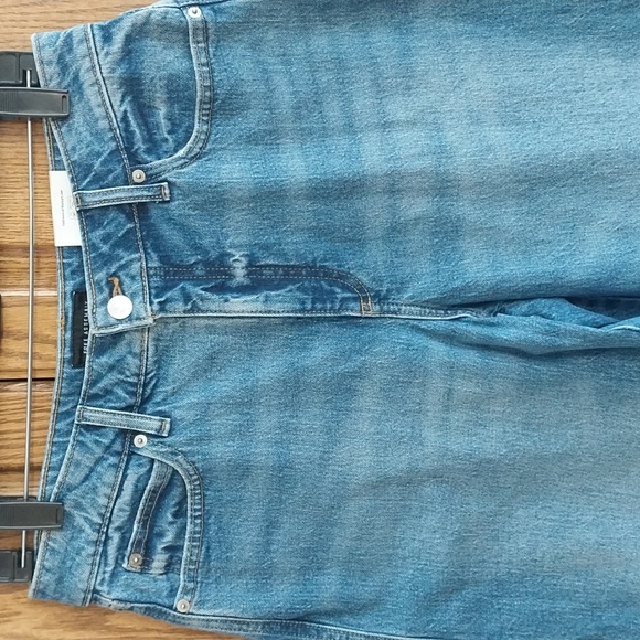 Free Assembly NWT Women's Mid-Rise Wide Hem Barrel Jeans Sz 4 Med Lt Blue Wash - Picture 3 of 10